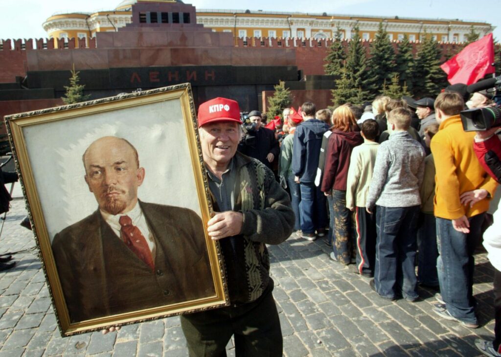 The current image has no alternative text. The file name is: Lenin-Keep-him-on-display-or-bury-him.jpg